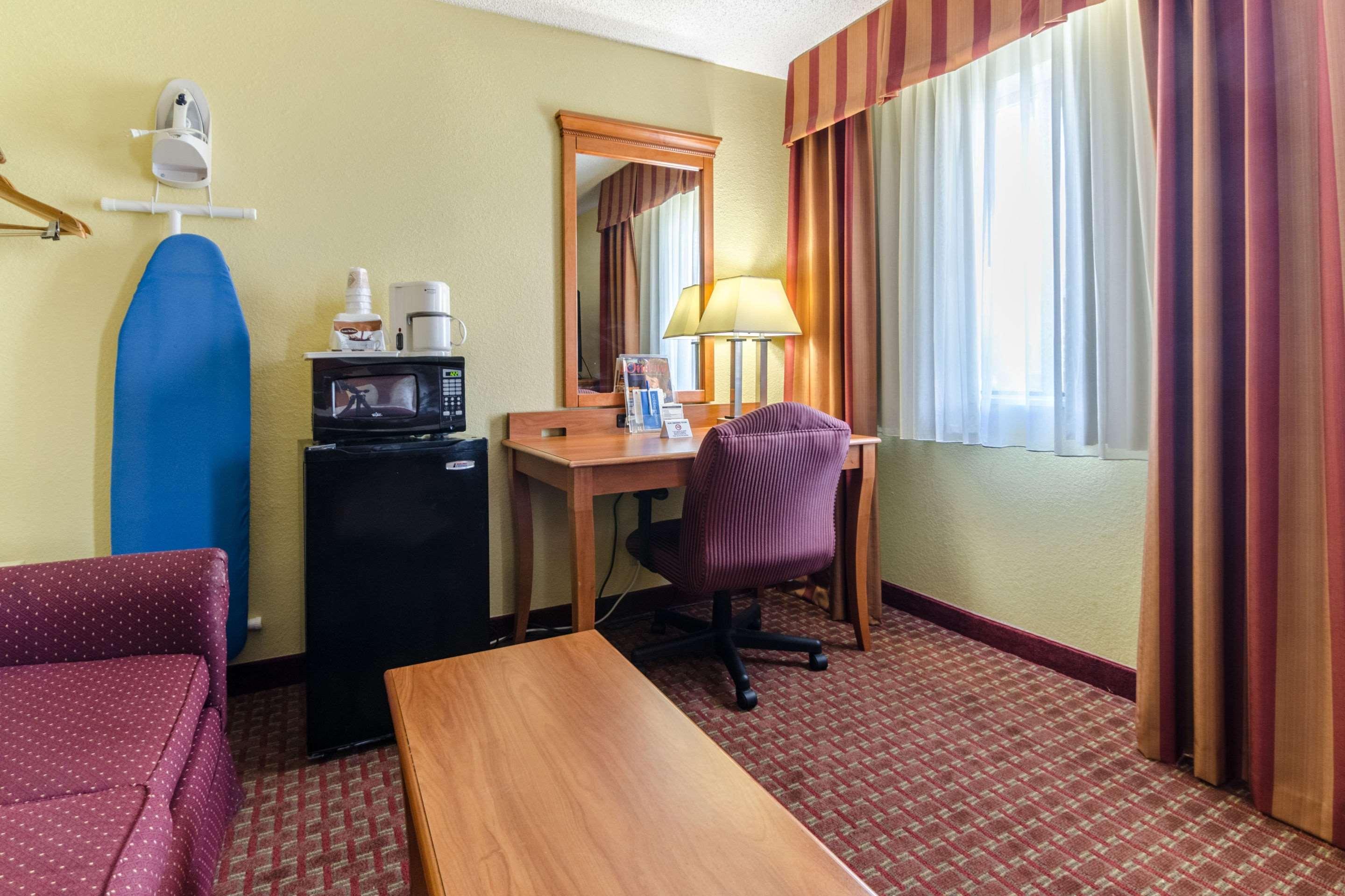 Rodeway Inn & Suites Jacksonville Near Camp Lejeune Ngoại thất bức ảnh